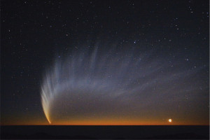 Comet McNaught setting with the Sun over the Pacific Ocean